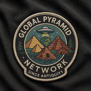 Può includere: Toppa ricamata con la scritta "GLOBAL PYRAMID NETWORK SINCE ANTIQUITY". La toppa presenta un disegno di piramidi, un UFO e la Terra. La tavolozza dei colori comprende sfumature di marrone, giallo, blu e verde.