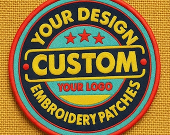 Può includere: Toppa rotonda ricamata con bordo rosso, sfondo turchese e blu navy e testo giallo. La toppa recita "YOUR DESIGN CUSTOM YOUR LOGO EMBROIDERY PATCHES" con tre stelle rosse.