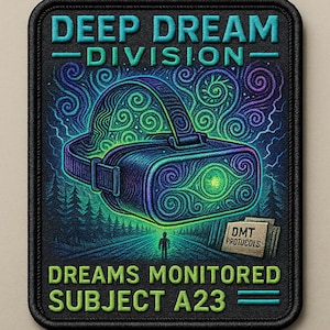 以下が含まれることがあります： 「DEEP DREAM - DIVISION」の文字が書かれた長方形のパッチ。その上に、緑と青の渦巻き模様のVRヘッドセットが描かれています。下には「DREAMS MONITORED SUBJECT A23」と書かれています。ヘッドセットの下には小さな人物が立っており、カードには「DMT PROTOCOLS」と書かれています。