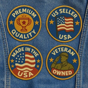 Puede incluir: Cuatro parches bordados circulares sobre tela vaquera azul. Arriba a la izquierda: icono de trofeo con el texto PREMIUM QUALITY. Arriba a la derecha: bandera de EE. UU. con el texto US SELLER USA. Abajo a la izquierda: bandera de EE. UU. con el texto MADE IN THE USA. Abajo a la derecha: soldado saludando con el texto VETERAN OWNED.
