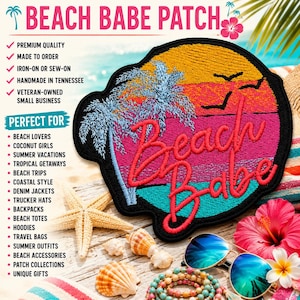 Peut inclure: Un écusson brodé représentant un coucher de soleil avec des palmiers et le texte Beach Babe en écriture rouge. L'écusson a une bordure noire et affiche un dégradé de jaune, orange, rose et bleu sarcelle. Le motif inclut des silhouettes d'oiseaux.