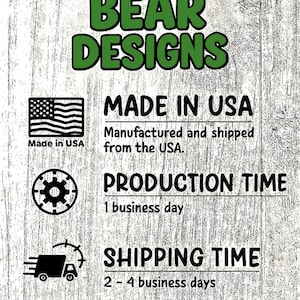 K&ouml;nnte beinhalten: Ein wei&szlig;er Holzmaserungshintergrund mit dem gr&uuml;nen Text HUNGRY BEAR DESIGNS oben. Darunter befinden sich drei Symbole: eine Flagge der Vereinigten Staaten mit dem Text MADE IN USA, ein Zahnradsymbol mit PRODUCTION TIME und ein LKW-Symbol, SHIPPING TIME.