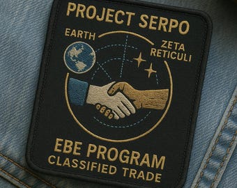 Könnte beinhalten: Schwarzer quadratischer Aufnäher mit goldgesticktem Text und Design. Der Aufnäher trägt die Aufschrift "PROJECT SERPO" und "EBE PROGRAM CLASSIFIED TRADE". Das Design umfasst einen Händedruck, die Erde, Sterne und die Worte "ZETA RETICULI".