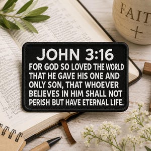 Puede incluir: Un parche rectangular negro con texto bordado en blanco que dice: JOHN 3:16 FOR GOD SO LOVED THE WORLD THAT HE GAVE HIS ONE AND ONLY SON, THAT WHOEVER BELIEVES IN HIM SHALL NOT PERISH BUT HAVE ETERNAL LIFE. El parche tiene esquinas redondeadas.