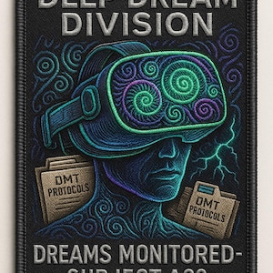 以下が含まれることがあります： 「DEEP DREAM DIVISION」と「DREAMS MONITORED - SUBJECT A23」の文字が入った刺繍パッチ。緑と紫の渦巻き模様のVRヘッドセットを装着した人物が描かれています。「DMT PROTOCOLS」のフォルダが2つ表示されています。