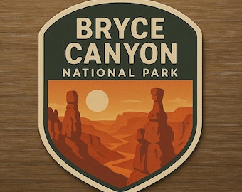 Könnte beinhalten: Ein Aufkleber mit einer Landschaft des Bryce Canyon National Park. Das Design zeigt den Text "BRYCE CANYON NATIONAL PARK" in Weiß auf einem dunkelgrünen Hintergrund. Der untere Teil zeigt einen Sonnenuntergang über dem Canyon mit orangefarbenen und braunen Felsformationen.
