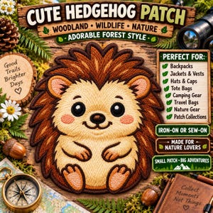 Könnte beinhalten: Ein gestickter Igel-Aufnäher mit beigem Gesicht und dunkelbraunen Stacheln. Der Aufnäher ist von Text umgeben, darunter CUTE HEDGEHOG PATCH, WOODLAND WILDLIFE NATURE, ADORABLE FOREST STYLE und eine Liste von Verwendungsmöglichkeiten wie Backpacks.