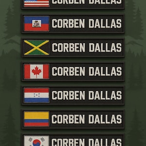 Könnte beinhalten: Eine Reihe schwarzer, gestickter Aufnäher mit Flaggen verschiedener Länder, darunter die Vereinigten Staaten, Haiti, Jamaika und Kanada. Auf jedem Aufnäher steht der Name "CORBEN DALLAS" in weißen Großbuchstaben.
