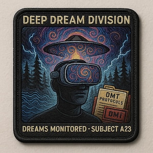 以下が含まれることがあります： 上部に「DEEP DREAM DIVISION」、下部に「DREAMS MONITORED - SUBJECT A23」と書かれた刺繍パッチ。VRゴーグルをかけた人物、宇宙船、そして「DMT PROTOCOLS」とラベルされたファイルが特徴です。
