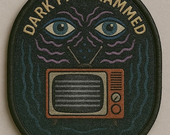 Può includere: Toppa ovale con le parole "DARK PROGRAMMED" in lettere dorate. La toppa presenta un televisore retrò, due occhi blu e linee ondulate viola. Lo sfondo è blu scuro.