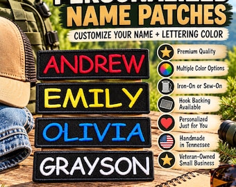 Könnte beinhalten: Vier rechteckige, schwarze Namensaufnäher aus Stoff mit gesticktem Text. Der oberste Aufnäher zeigt ANDREW in Rot, der zweite EMILY in Gelb, der dritte OLIVIA in Blau und der unterste GRAYSON in Weiß. Der Text darüber lautet PERSONALIZED NAME PATCHES.