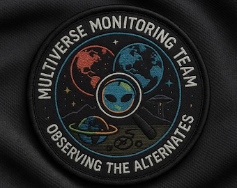 Peut inclure: Écusson brodé avec le texte "Multiverse Monitoring Team Observing the Alternates". Le patch présente un design avec des planètes, des étoiles, une loupe et un extraterrestre.