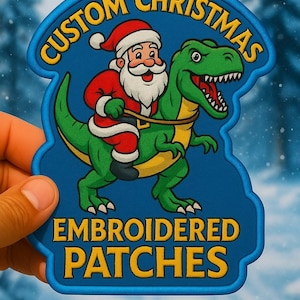 Pode incluir: Patch bordado azul com o Pai Natal montado num dinossauro verde. Texto amarelo: "CUSTOM CHRISTMAS" e "EMBROIDERED PATCHES".