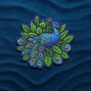 Pu&ograve; includere: Toppa ricamata con pavone blu dai dettagli arancioni e coda elaborata, circondato da foglie verdi. Lo sfondo &egrave; blu scuro. Adatta per abbigliamento o accessori.