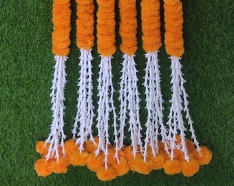 Könnte beinhalten: Ein Set aus sechs orangenen Ringelblumen-Girlanden mit weißen Stielen. Die Girlanden sind vertikal angeordnet und hängen an einer grünen Oberfläche. Der Text "Premium Product" ist in der Mitte des Bildes sichtbar.