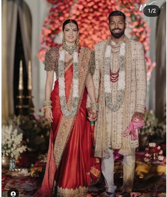 25 Lightweight Jaimala Designs for a Minimal & Elegant Look | Indian  wedding garland, Indian wedding, Bride