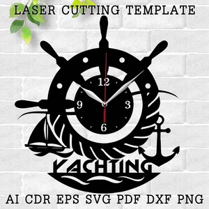 Puede incluir: Plantilla de corte por láser en blanco y negro de un reloj con temática náutica. La esfera del reloj presenta un timón de barco, un ancla y la palabra "YACHTING".