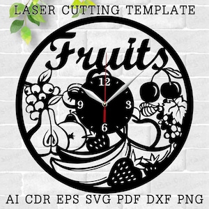 Op de afbeelding: Zwarte lasergesneden wandklok met een fruitontwerp. De wijzerplaat toont druiven, kersen, peren, bananen en aardbeien. Het woord "Fruits" wordt weergegeven. De klok geeft ook de tijd weer. De tekst "LASER CUTTING TEMPLATE" staat bovenaan.