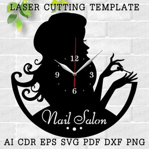 Può includere: Silhouette in bianco e nero di una donna con i capelli lunghi, che tiene un flacone di smalto per unghie e un pennello, con un quadrante dell'orologio sullo sfondo. Il quadrante dell'orologio ha le parole "Nail Salon" scritte sotto. L'immagine è un modello di taglio laser.