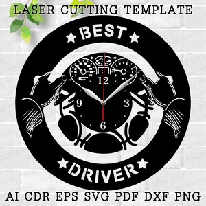 Puede incluir: Diseño de reloj de corte por láser en blanco y negro con un tablero de instrumentos de automóvil con indicadores y las palabras "BEST DRIVER" en un círculo alrededor de la esfera del reloj.