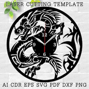 Könnte beinhalten: Schwarze und weiße Laser-Schneide-Vorlage für eine Uhr mit einem Drachen-Design. Das Zifferblatt der Uhr ist mit schwarzen Zeigern und Zahlen sichtbar.