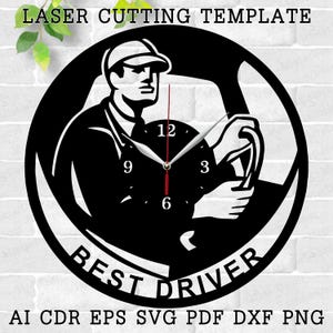 Puede incluir: Silueta en blanco y negro de un conductor sujetando un volante con una esfera de reloj en el centro. La esfera del reloj tiene los números 9, 12, 3 y 6. El texto "BEST DRIVER" está escrito en un arco curvo debajo de la esfera del reloj.
