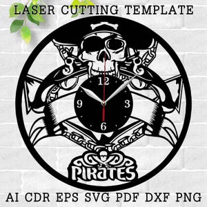 Könnte beinhalten: Schwarz-weißes Laser-Cut-Uhren-Design mit einem Piraten-Schädel mit gekreuzten Schwertern und dem Wort "PIRATES" darunter. Das Zifferblatt der Uhr ist ein schwarzer Kreis mit weißen Zahlen und Zeigern.