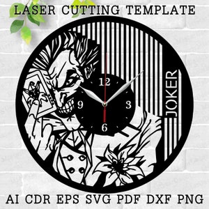 Pode incluir: Modelo de relógio de corte a laser preto e branco com um personagem do Joker com um cartão de jogo e uma flor. O mostrador do relógio tem algarismos romanos e a palavra "JOKER" está escrita verticalmente no lado direito do relógio. O modelo é para um relógio de aproximadamente 30 cm de diâmetro.