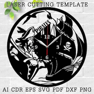 Könnte beinhalten: Schwarzweißes Laser-Schnitt-Uhren-Design mit einem Piraten mit einem Schwert und einem Piratenschiff mit Totenkopf und Knochen. Das Zifferblatt der Uhr trägt die Worte "PIRATES" und die Zahlen 12, 9, 6 und 3.