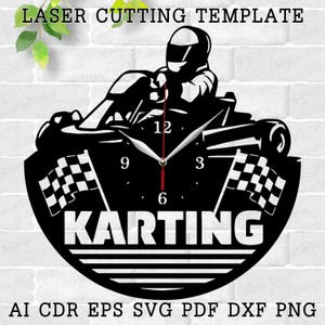 Puede incluir: Diseño de reloj de corte por láser en blanco y negro con un piloto de karting y la palabra "KARTING". La esfera del reloj tiene un fondo negro con números y manecillas blancas.