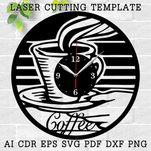 Puede incluir: Diseño de corte láser en blanco y negro de una taza de café con vapor saliendo de ella. El diseño incluye una esfera de reloj con números romanos y la palabra "Coffee" escrita debajo. El diseño es adecuado para usar como reloj de pared.