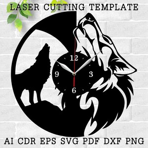 Könnte beinhalten: Schwarz-weißes Laser-Schneide-Uhren-Template mit zwei heulenden Wölfen, einer auf jeder Seite eines Zifferblatts. Das Zifferblatt hat schwarze römische Ziffern und schwarze Zeiger.