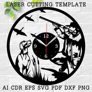 Puede incluir: Diseño de reloj de corte por láser en blanco y negro con un cazador apuntando con una escopeta, un perro y patos volando. La esfera del reloj tiene números romanos.