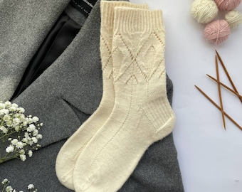 Patrón de calcetines tejidos a mano: Diseño de rombos para adultos (descarga digital)