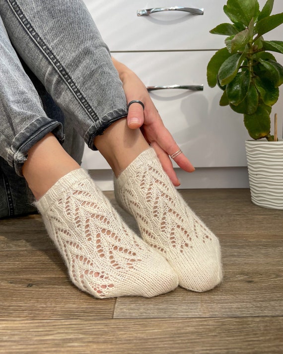 Knitting patterns, cuff down knitted socks, lace wool socks, easy dpns patterns, hand knit socks pattern, beginners friendly, think socks