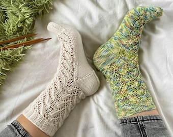 Knitting patterns, cuff down knitted socks, lace wool socks, easy dpns patterns, hand knit socks pattern, beginners friendly, aesthetic