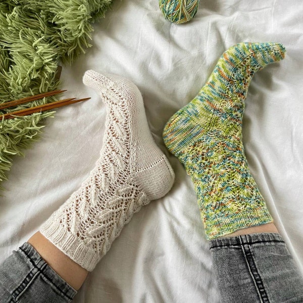 Knitting patterns, cuff down knitted socks, lace wool socks, easy dpns patterns, hand knit socks pattern, beginners friendly, aesthetic