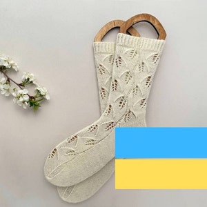 Wzór na robienie na drutach skarpetek koronkowych: skarpetki wełniane z mankietem (do pobrania w wersji cyfrowej)