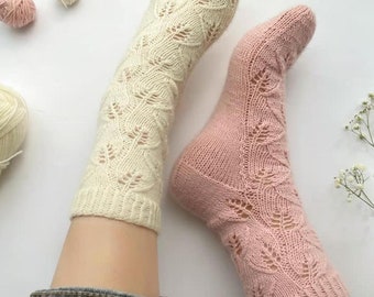 Modèle pensez à chaussettes, modèles de tricot, jolies chaussettes en dentelle, tricot pour débutants, modèle de chaussettes facile, chaussettes mi-mollet, chaussettes tricotées de haut en bas