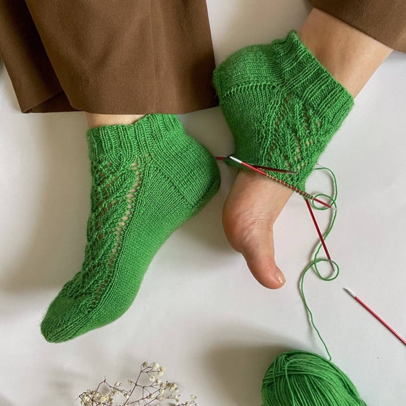 Knitting patterns, cuff down knitted socks, lace wool socks, easy dpns patterns, hand knit socks pattern, beginners friendly, think socks