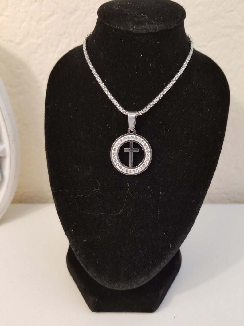 Stainless steel chain in silver with a cross and stones