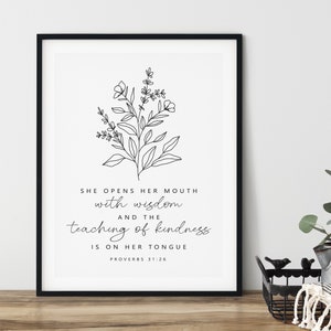 Puede incluir: Arte de pared imprimible en blanco y negro con un diseño floral y la cita "Ella abre su boca con sabiduría y la enseñanza de la bondad está en su lengua. Proverbios 31:26"