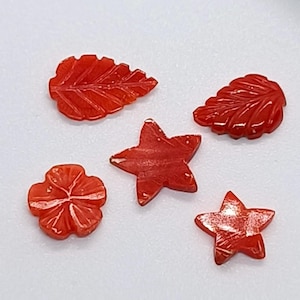 Lot de véritables breloques sculptées en fleurs de corail - Belle sculptée à la main - 100 % corail rouge italien naturel en forme d'étoile, sculpture à la main en corail sculpté à la main