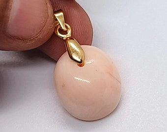 Colgante de latón bañado en oro hecho a mano: coral blanco natural ovalado