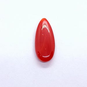 Cabochon di corallo giapponese profondo espansivo a forma di pera - Cabochon di corallo espansivo - Pietra sciolta di corallo rosso autentico • Unica nel suo genere M196