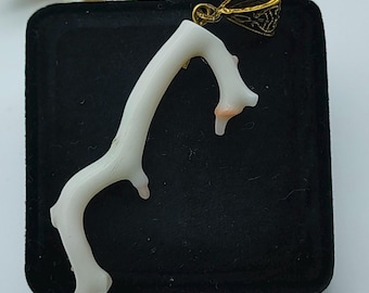 Colgante de coral blanco: joyería de piedras preciosas naturales hecha a mano