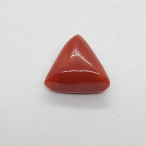 Natuurlijke dieprode koraal trilling cabochon-echte rode koraal driehoek cabochon edelsteen-mooie donkerrode koraal kleur sieraden maken