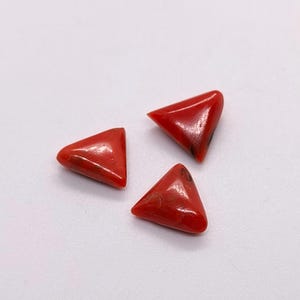 Lote de cabujón de coral rojo vintage en forma de triángulo: piedra preciosa de cabujón de coral rojo natural en forma de triángulo: hermosa fabricación de joyas con piedra de color rojo