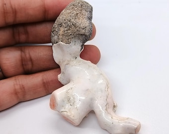 Może przedstawiać: Mała, biała ceramiczna figurka kangura z różowym brzuchem i brązową głową. Figurka siedzi z podwiniętym ogonem.