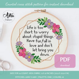 Puede incluir: Patrón de punto de cruz contado para un diseño floral con una cita que dice "La vida es demasiado corta para preocuparse por cosas estúpidas. Diviértete, enamórate y no dejes que te deprima." El patrón es para tela Aida de 14 puntos y mide 9 x 9 pulgadas (22,9 x 22,9 cm).
